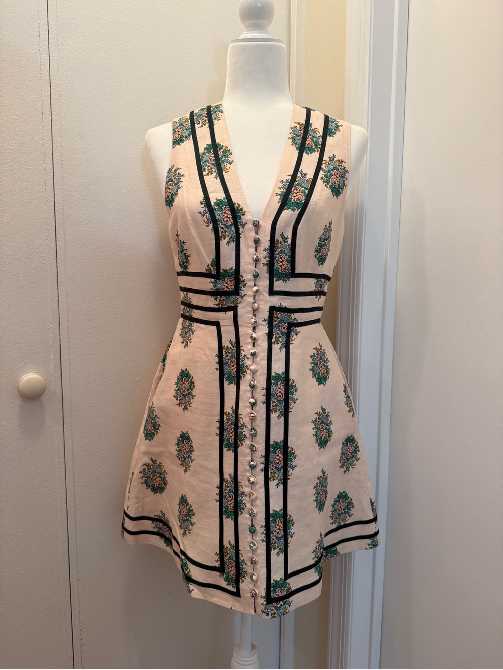Sleeveless Floral Button-Front Dress in Cream